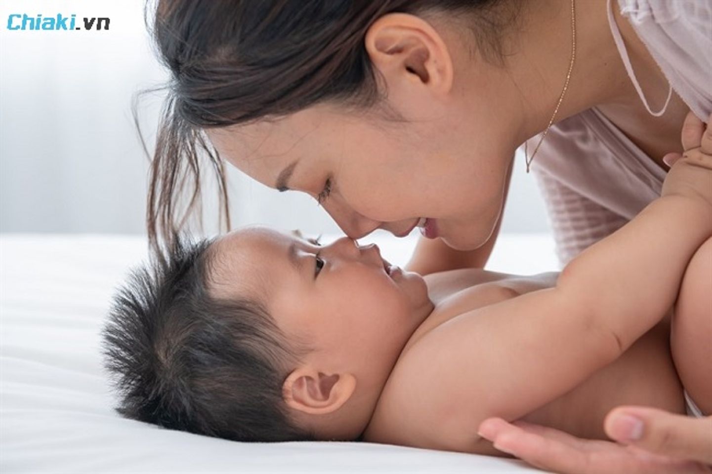 N&ecirc;n sử dụng dầu khuynh diệp cho trẻ sơ sinh gi&uacute;p hỗ trợ h&ocirc; hấp