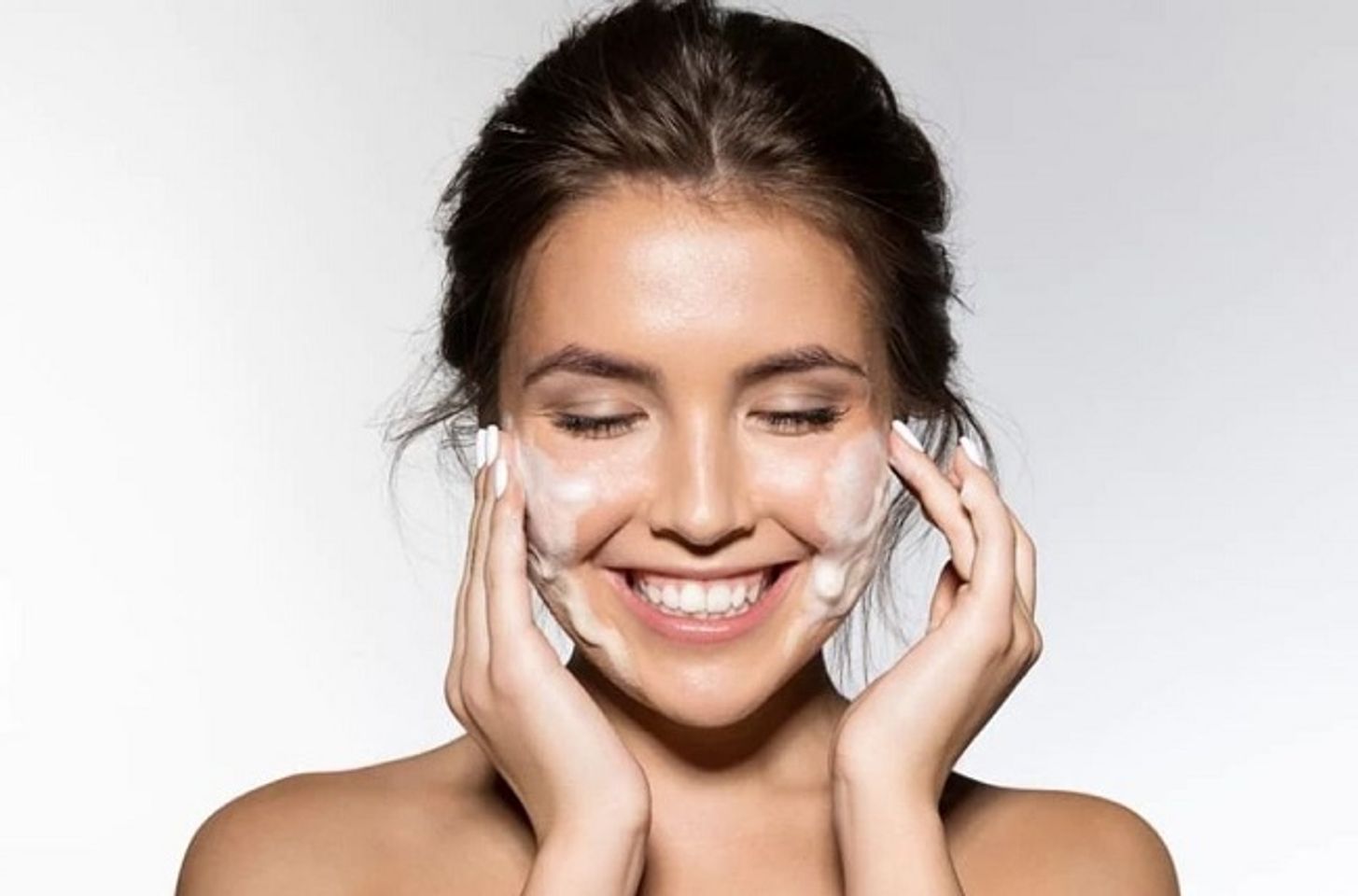 N&ecirc;n d&ugrave;ng sữa rửa mặt s&aacute;ng hay tối?