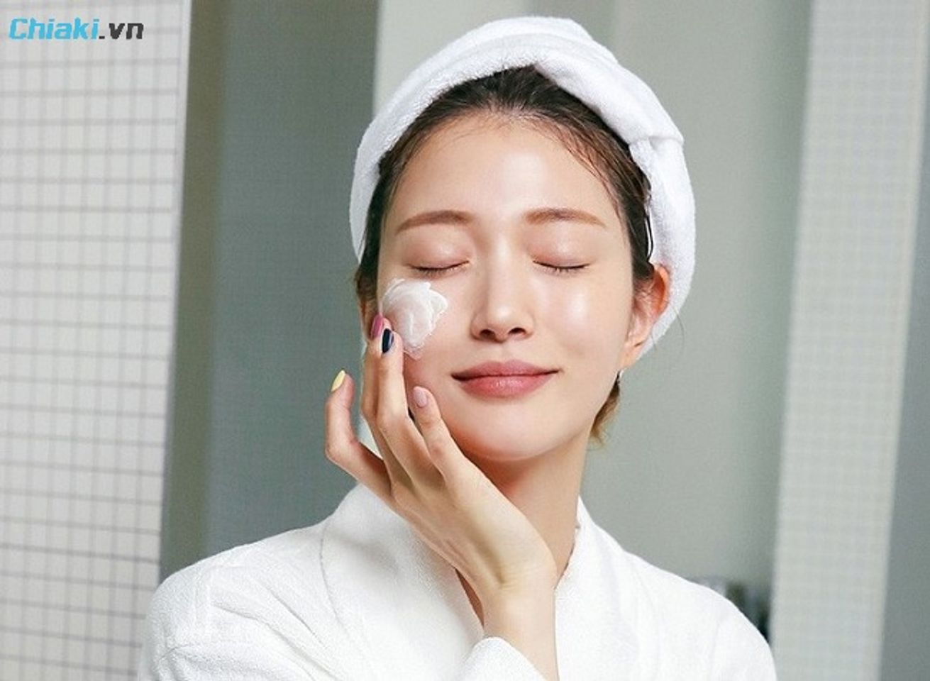 Sau khi x&ocirc;ng mặt xong n&ecirc;n sử dụng kem dưỡng ẩm 