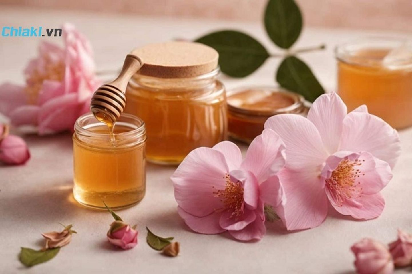 C&aacute;ch l&agrave;m mặt nạ từ c&aacute;nh hoa hồng với mật ong nguy&ecirc;n chất