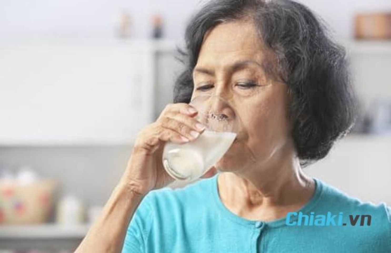 Những ai n&ecirc;n uống sữa non - người gi&agrave;