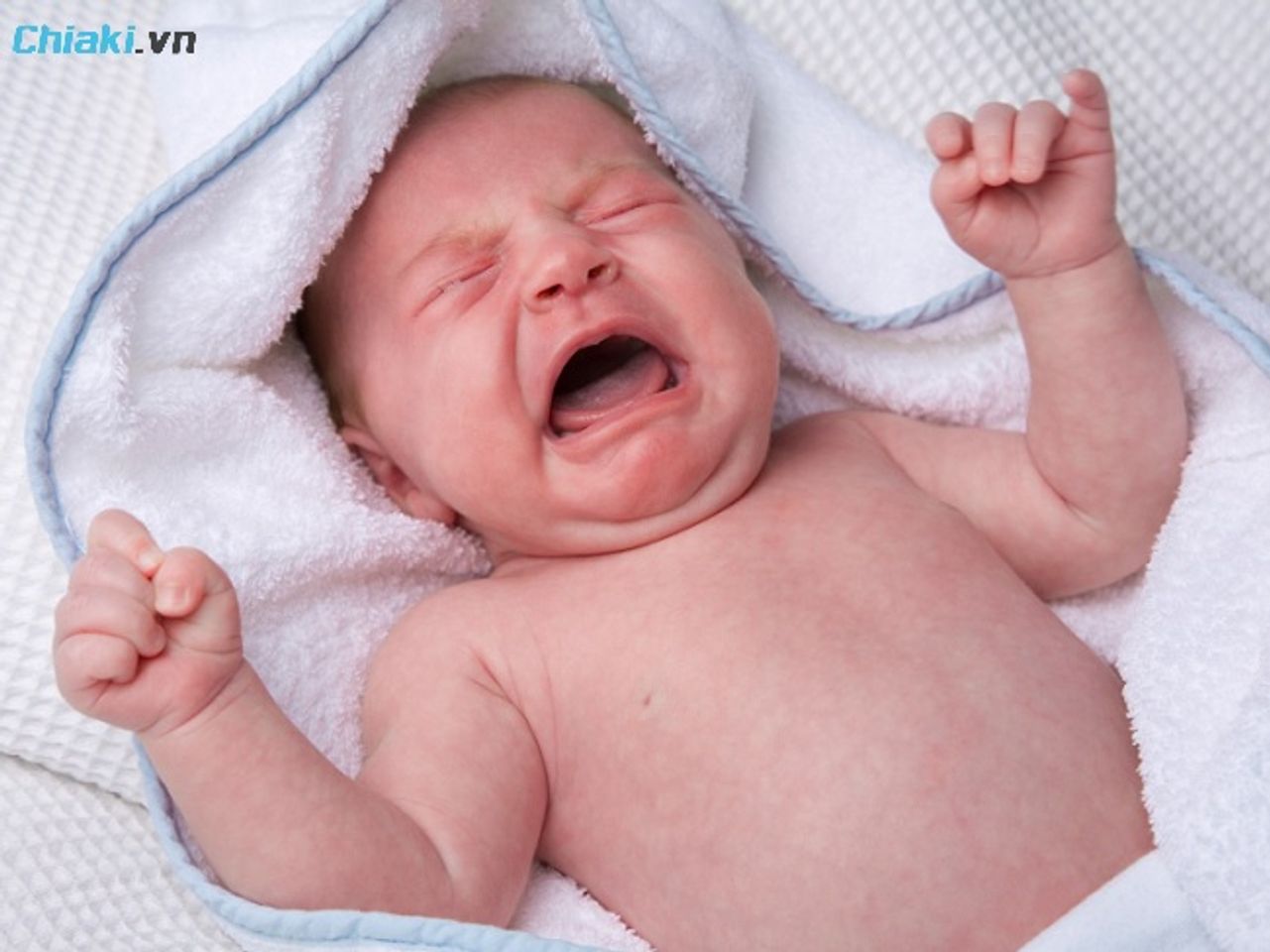 Trẻ hay quấy kh&oacute;c về đ&ecirc;m, ngủ trằn trọc