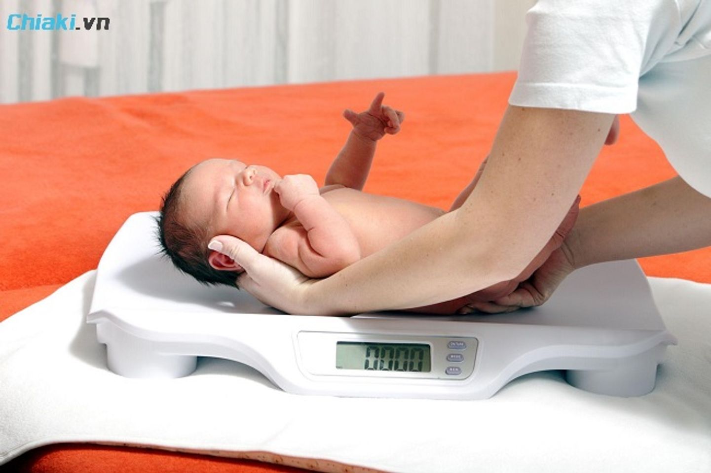Sữa mẹ thiếu chất khiến con kh&ocirc;ng tăng c&acirc;n đều hoặc giảm c&acirc;n