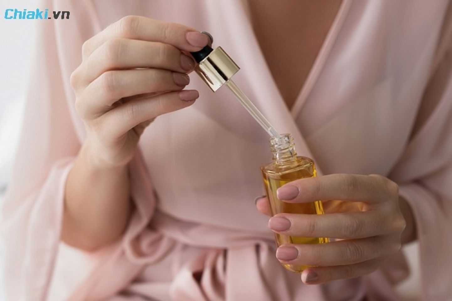 N&ecirc;n sử dụng 2 - 3 giọt serum cho to&agrave;n bộ gương mặt