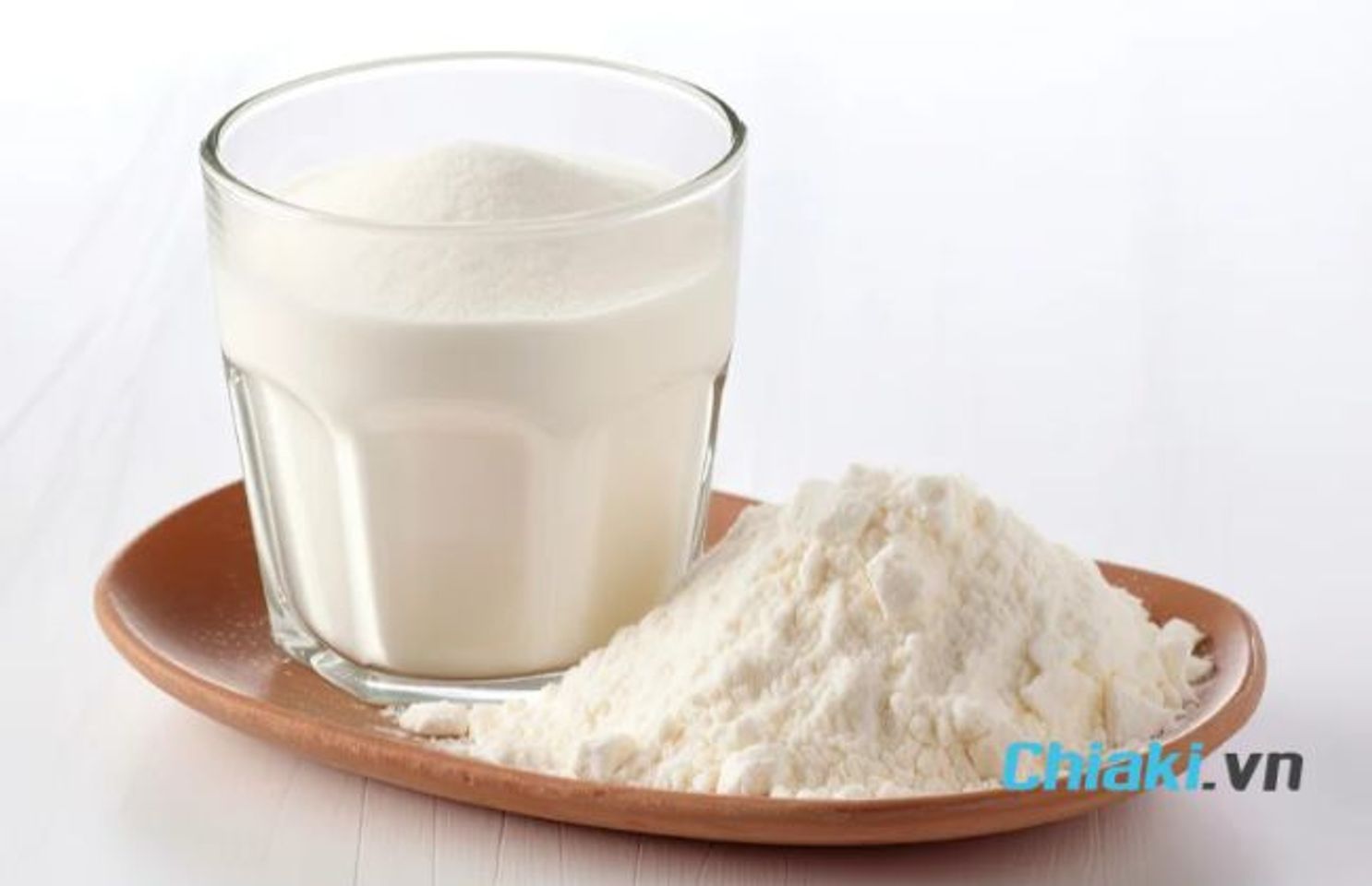 Những ai kh&ocirc;ng n&ecirc;n uống sữa non - Người dị ứng sữa b&ograve;