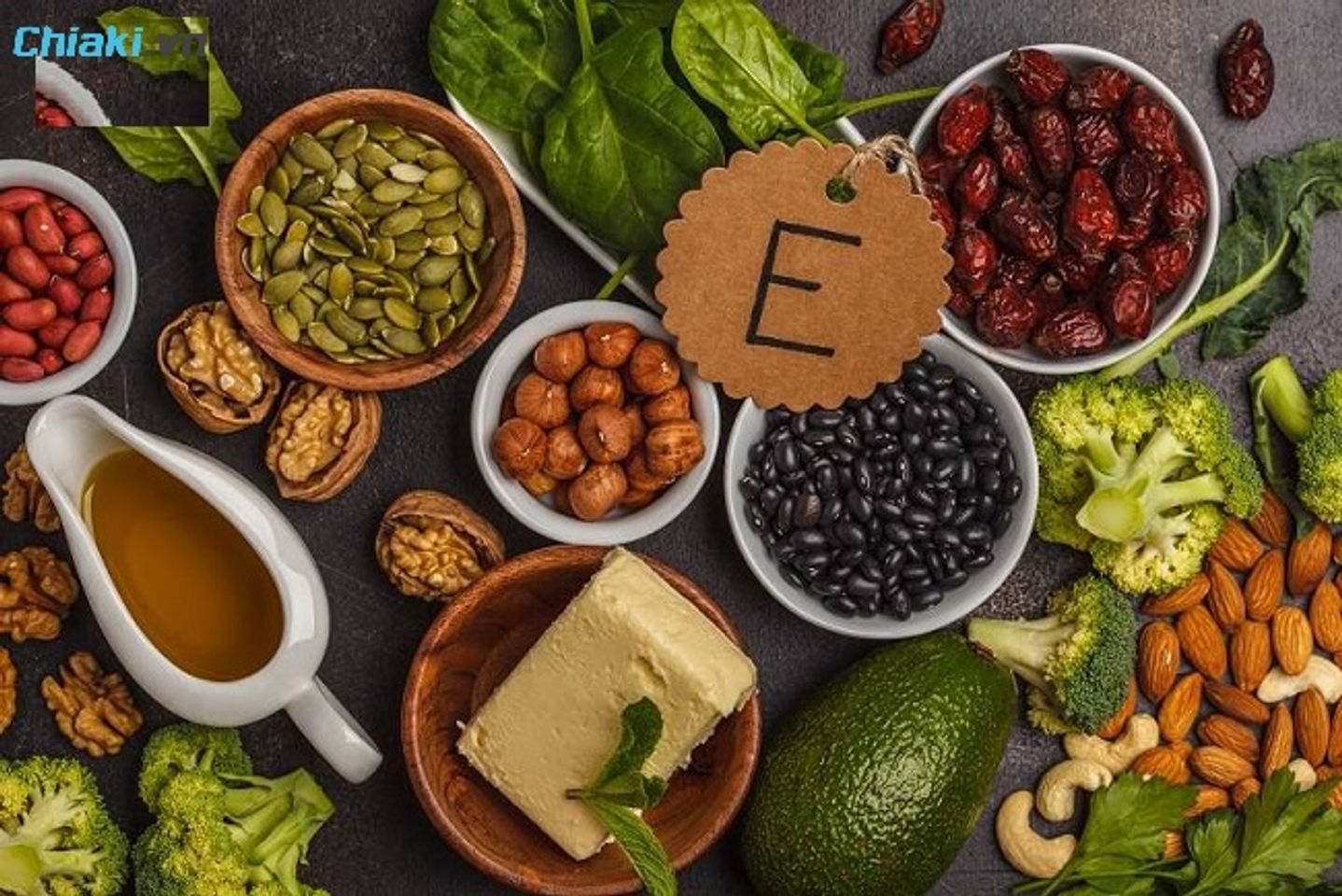 Nhiều thực phẩm tự nhi&ecirc;n c&oacute; chứa Vitamin E