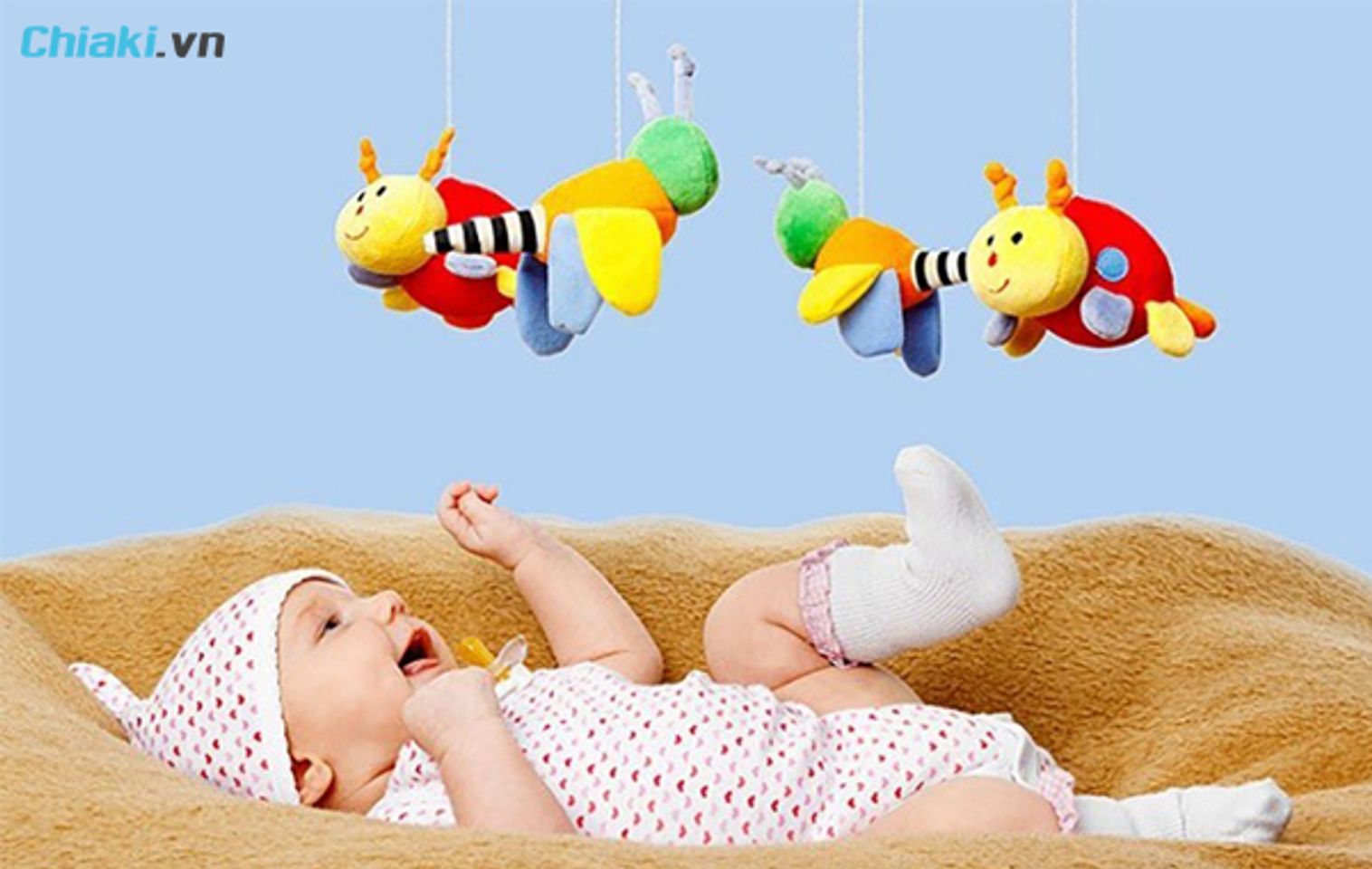 lựa chọn đồ chơi cho trẻ từ 0-12 th&aacute;ng c&oacute; m&agrave;u sắc bắt mắt