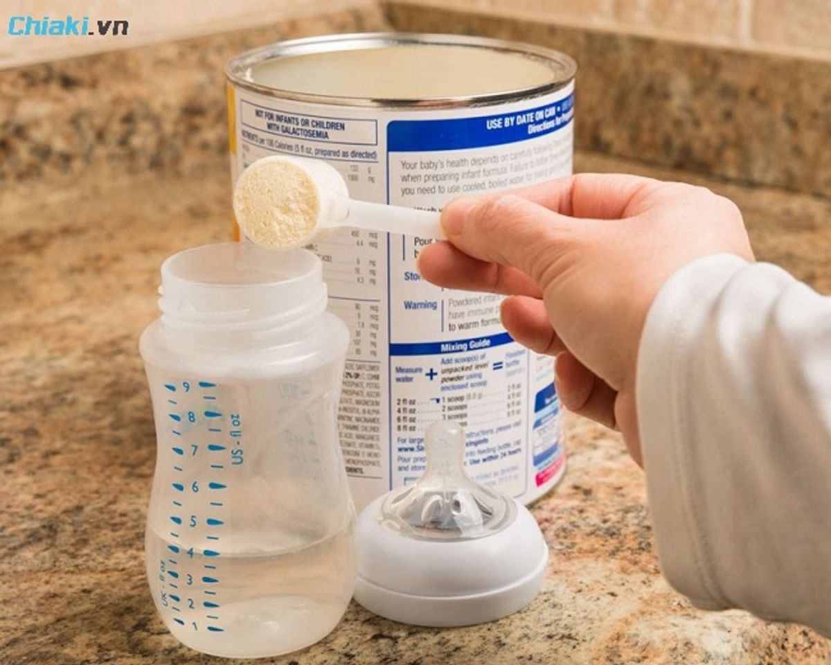 Pha sữa c&ocirc;ng thức ri&ecirc;ng biệt với nước theo đ&uacute;ng tỉ lệ, sau đ&oacute; mới trộn với sữa mẹ
