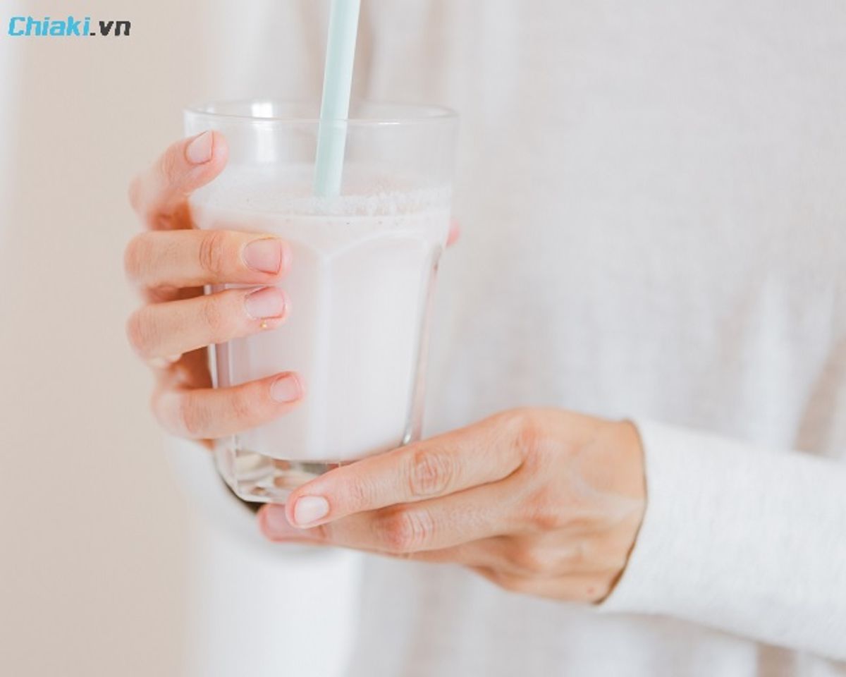 Người bị g&atilde;y xương n&ecirc;n chọn sữa &iacute;t đường, h&agrave;m lượng canxi cao