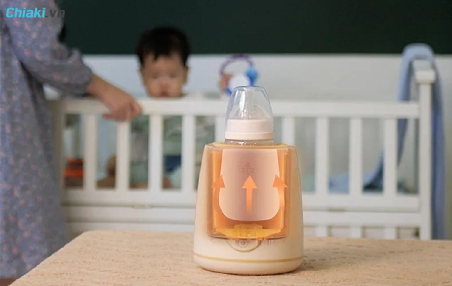 d&ugrave;ng m&aacute;y giữa ấm b&igrave;nh sữa