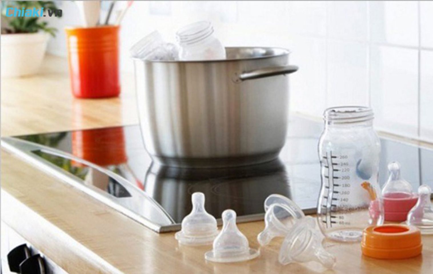 tiệt tr&ugrave;ng c&aacute;c dụng cụ pha sữa
