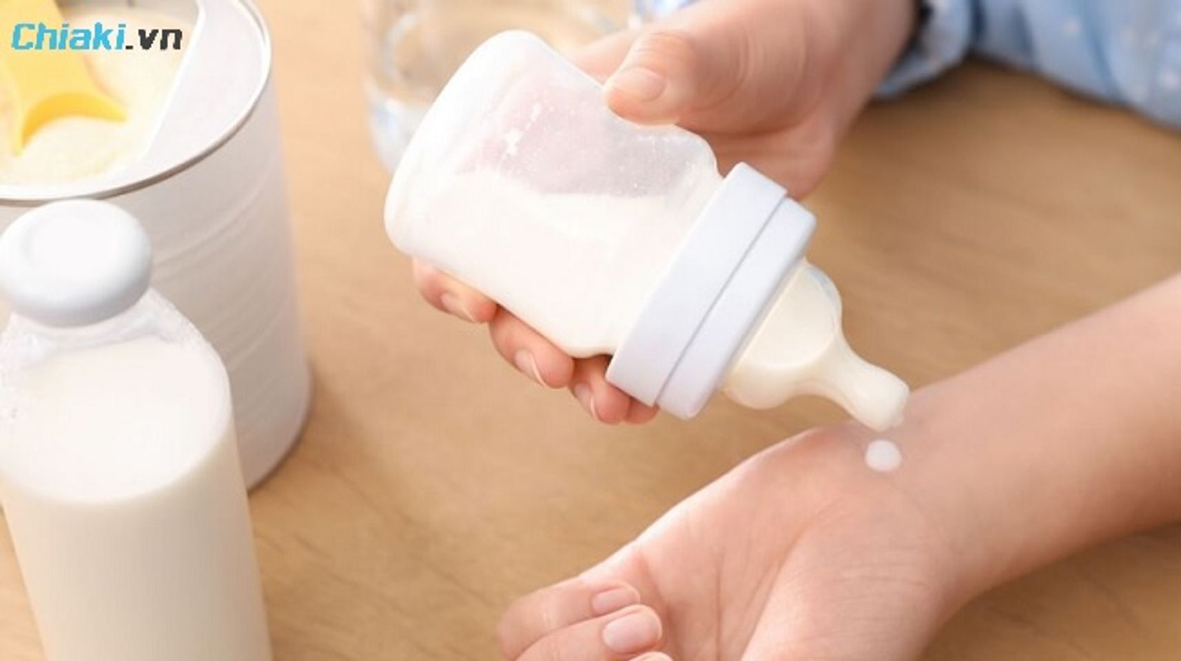 Nhỏ giọt sữa v&agrave;o cổ tay hoặc mu b&agrave;n tay để kiểm ta nhiệt độ sữa