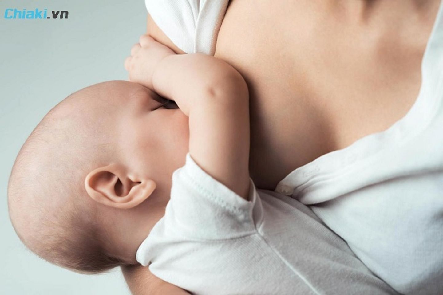 Nhiệt độ sữa mẹ l&agrave; 37 độ C, mẹ n&ecirc;n uống nước ấm trước khi cho con b&uacute;