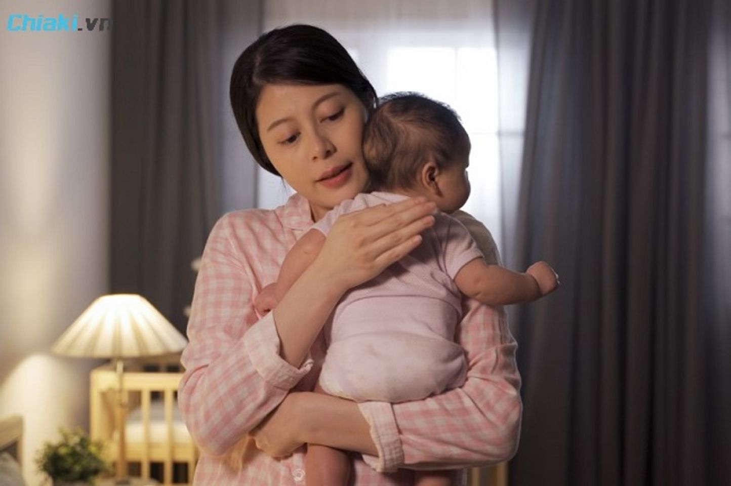 Trẻ n&ocirc;n trớ nhiều v&agrave; thường xuy&ecirc;n kh&oacute; chịu sau khi uống sữa th&igrave; ba mẹ n&ecirc;n quan t&acirc;m tới việc đổi sữa cho con