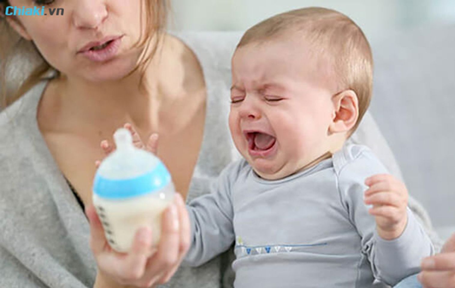Những rủi ro khi uống 2 loại sữa c&ocirc;ng thức c&ugrave;ng l&uacute;c