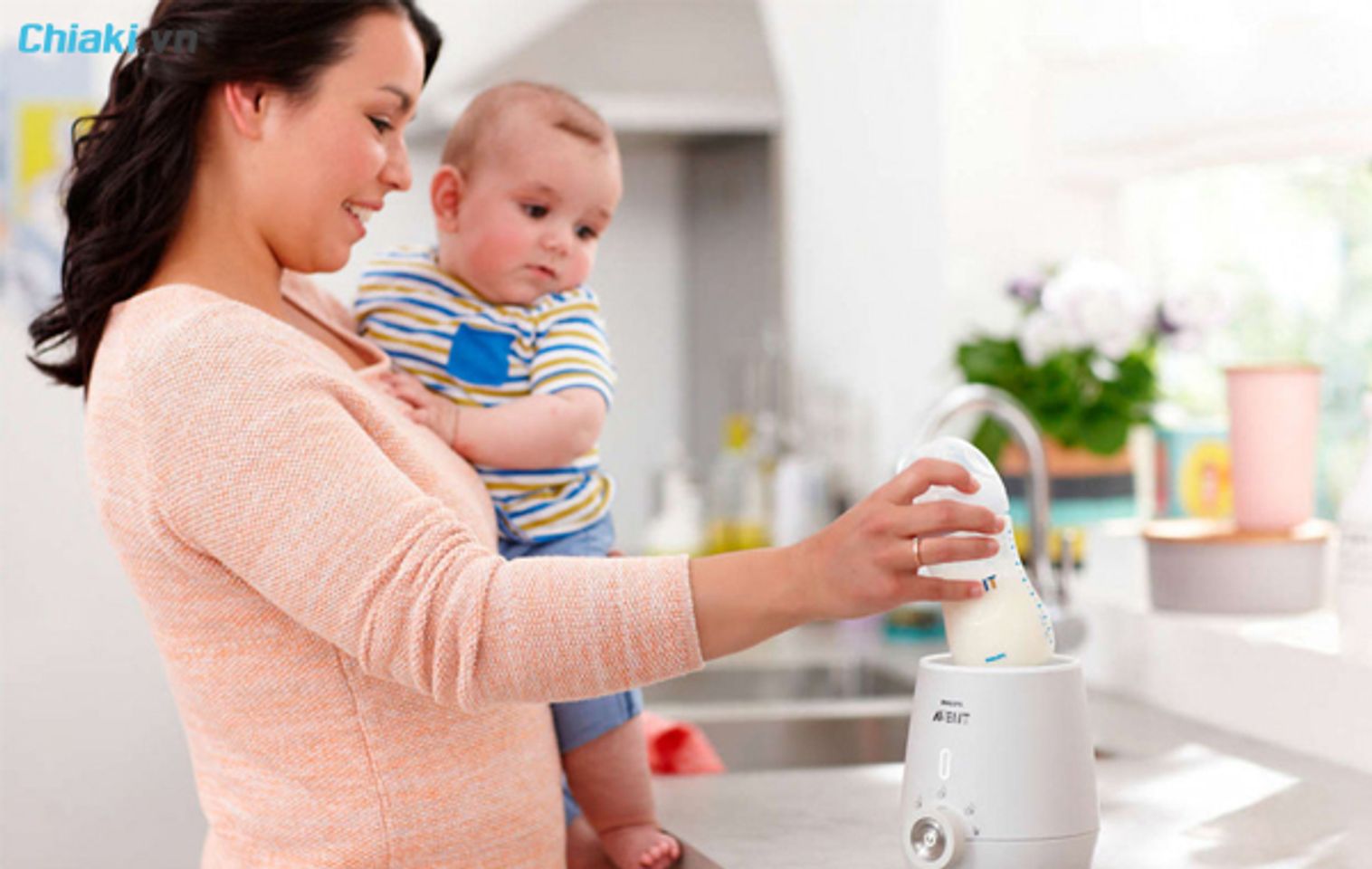 d&ugrave;ng m&aacute;y h&acirc;m sữa rất tiện lợi khi