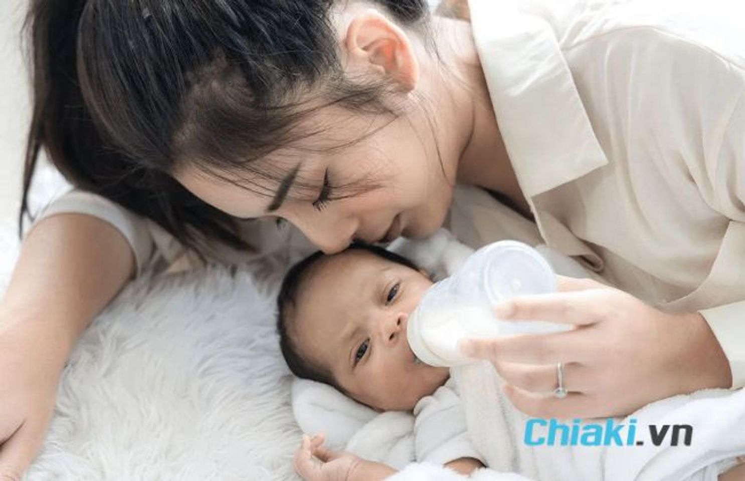 Trẻ sơ sinh b&uacute; bao nhi&ecirc;u ml sữa c&ocirc;ng thức