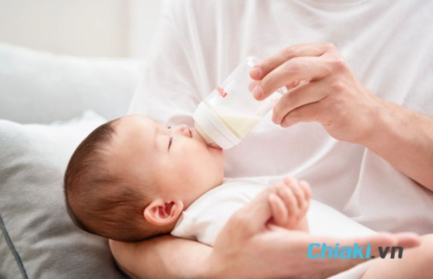 Trẻ sơ sinh b&uacute; nhiều qu&aacute; c&oacute; sao kh&ocirc;ng