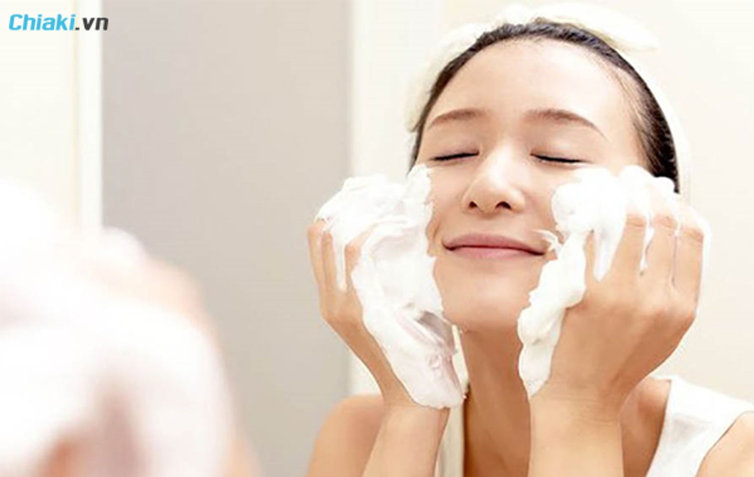 Bôi kem dưỡng ẩm bao lâu thì rửa? Không rửa mặt có sao không?