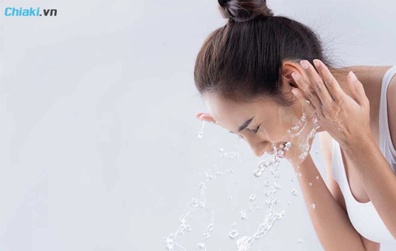 Bôi kem dưỡng ẩm bao lâu thì rửa? Không rửa mặt có sao không?