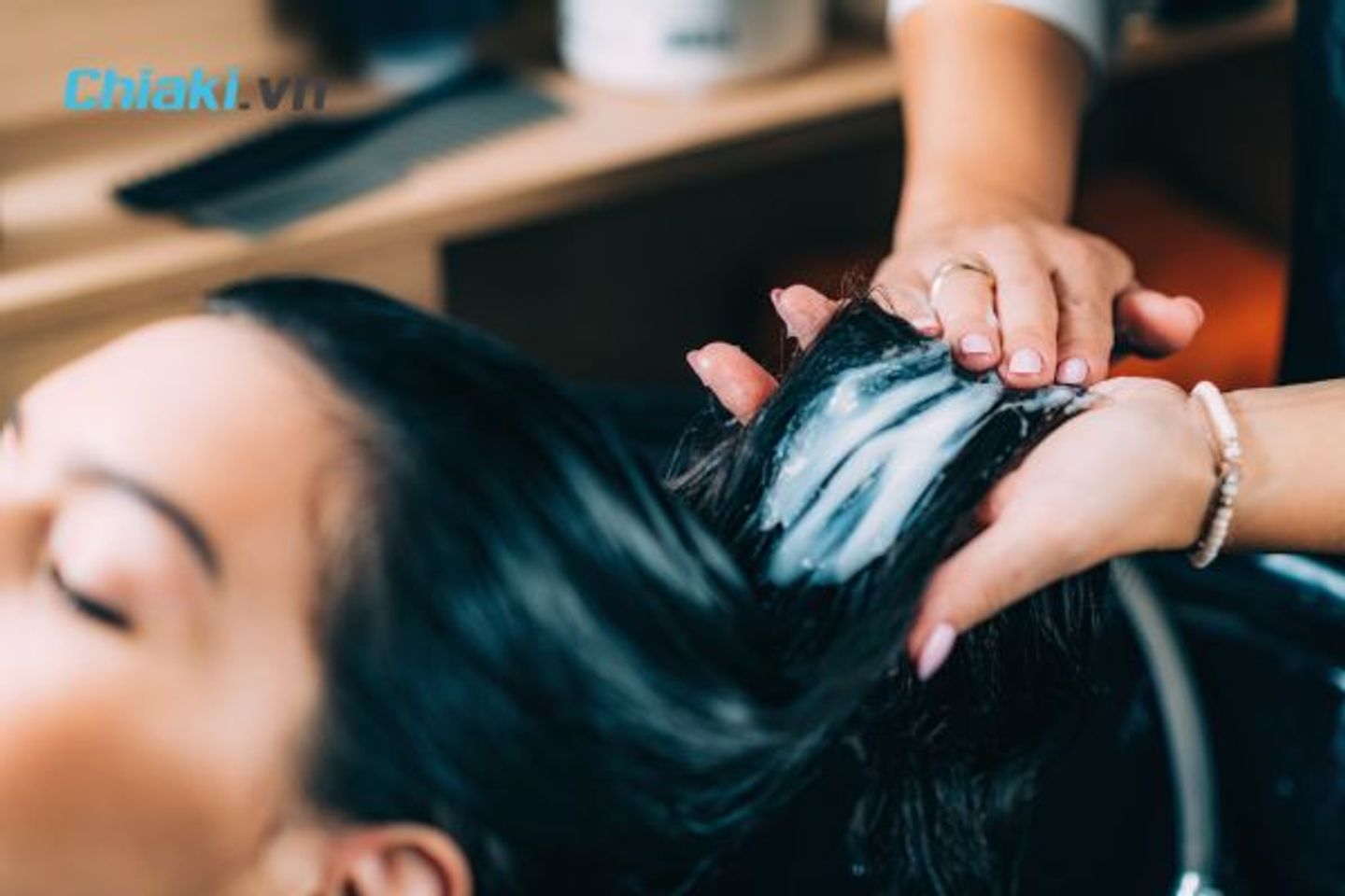 Thoa đều kem ủ l&ecirc;n t&oacute;c
