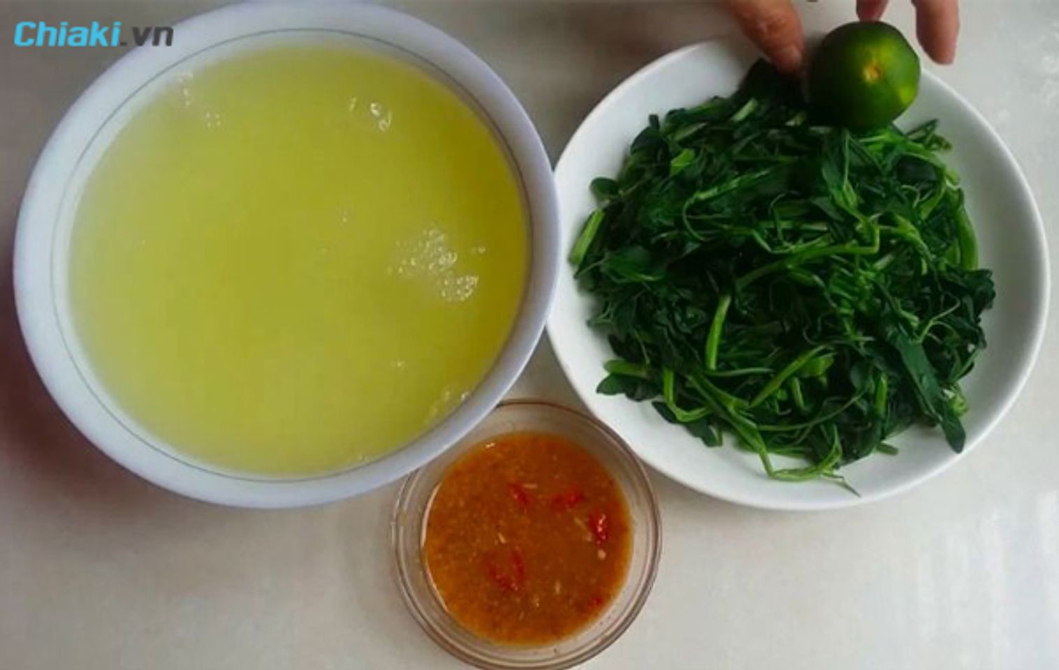 uống nước rau muống l&agrave; mẹo d&acirc;n gian gọi sữa về sau sinh mổ