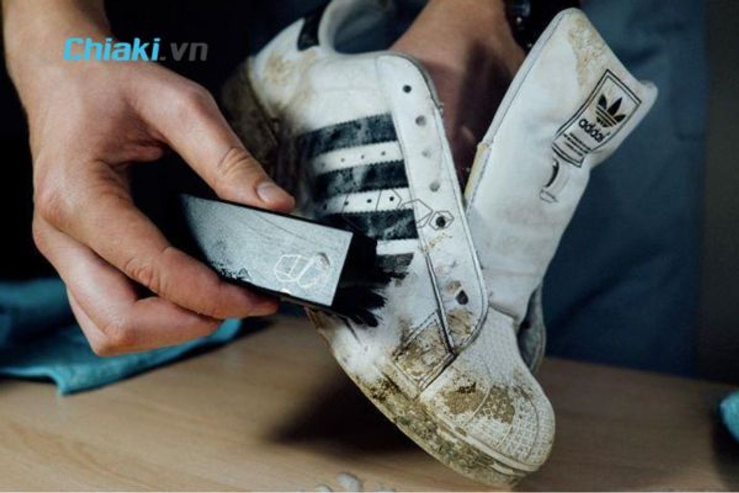 C&aacute;ch bảo quản v&agrave; vệ sinh gi&agrave;y Adidas