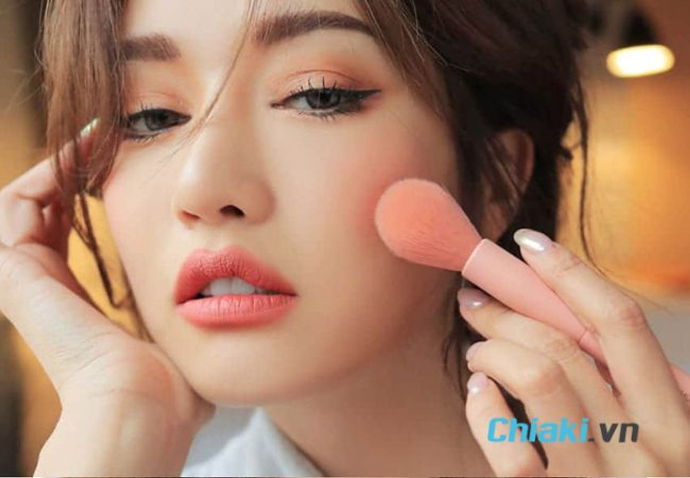 Đ&aacute;nh m&aacute; hồng kem bằng cọ