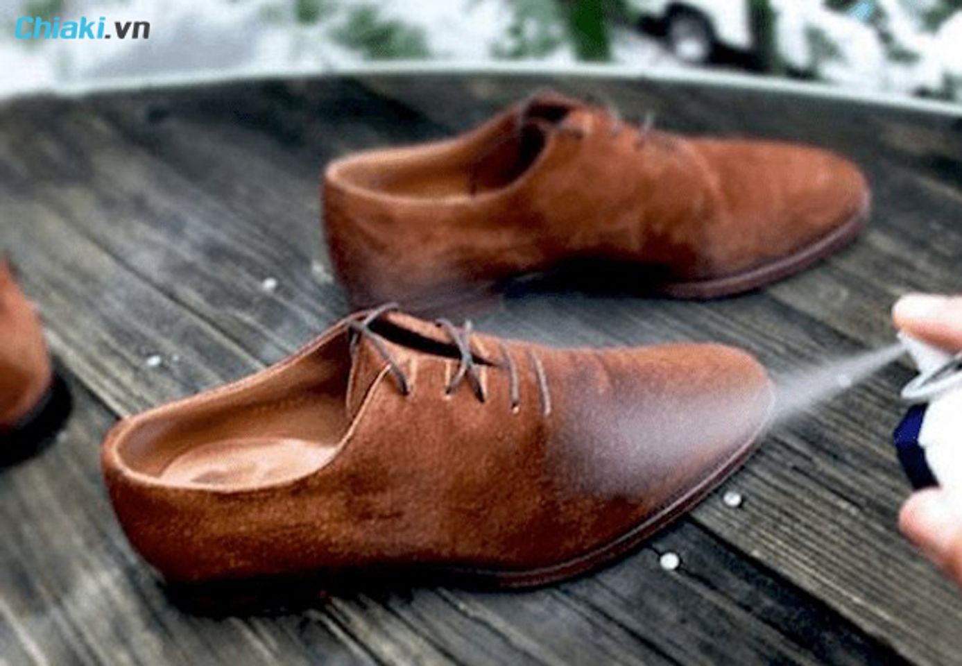 c&aacute;ch vệ sinh gi&agrave;y da lộn với cồn