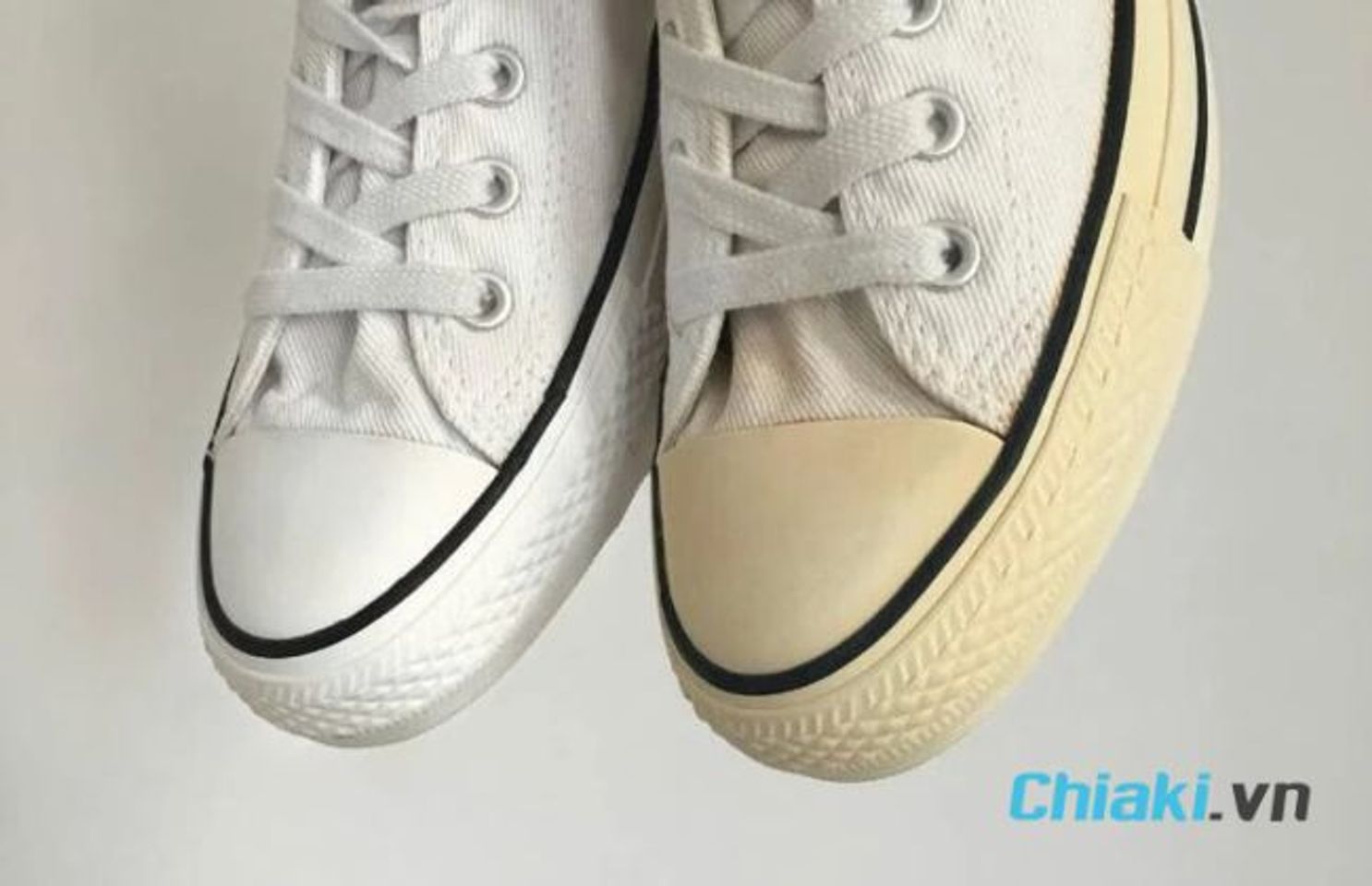 C&aacute;ch giặt gi&agrave;y trắng bị ố v&agrave;ng