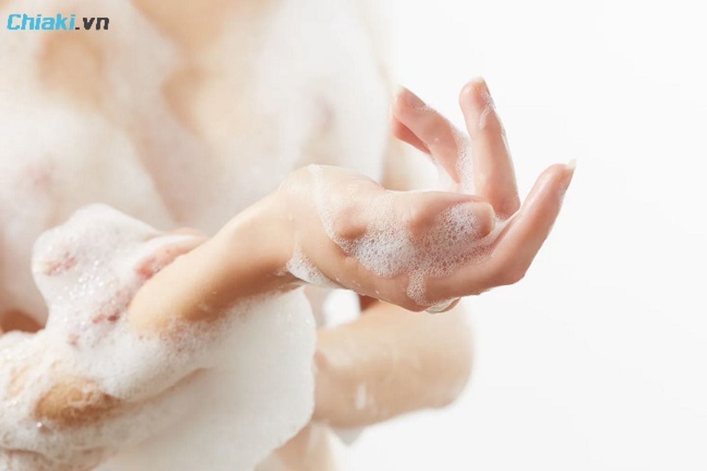 Massage Body Wash tr&ecirc;n da nhẹ nh&agrave;ng từ 3 - 5 ph&uacute;t để gi&uacute;p lưu hương