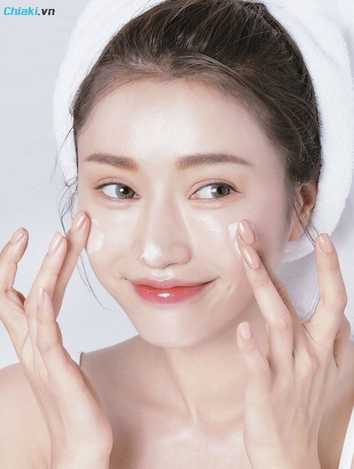 Dưỡng ẩm như một c&aacute;ch kh&oacute;a độ ẩm tr&ecirc;n da, hạn chế da kh&ocirc;