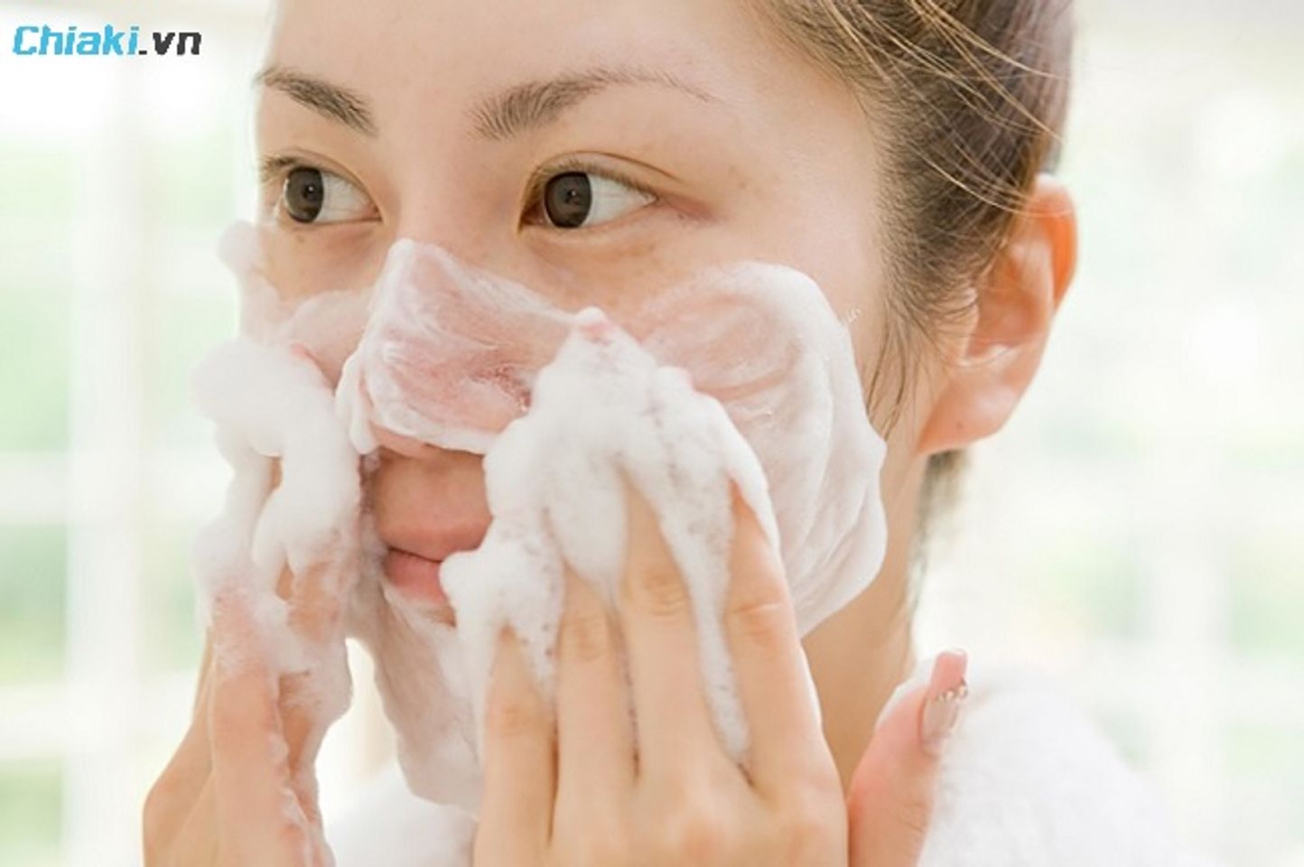 Sử dụng sữa rửa mặt c&oacute; khả năng l&agrave;m sạch s&acirc;u