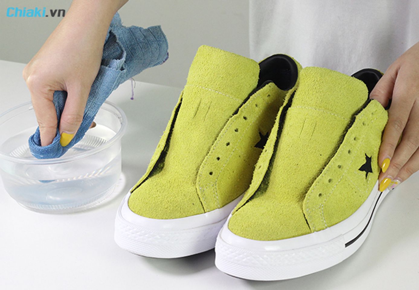 c&aacute;ch vệ sinh gi&agrave;y da lộn sneaker