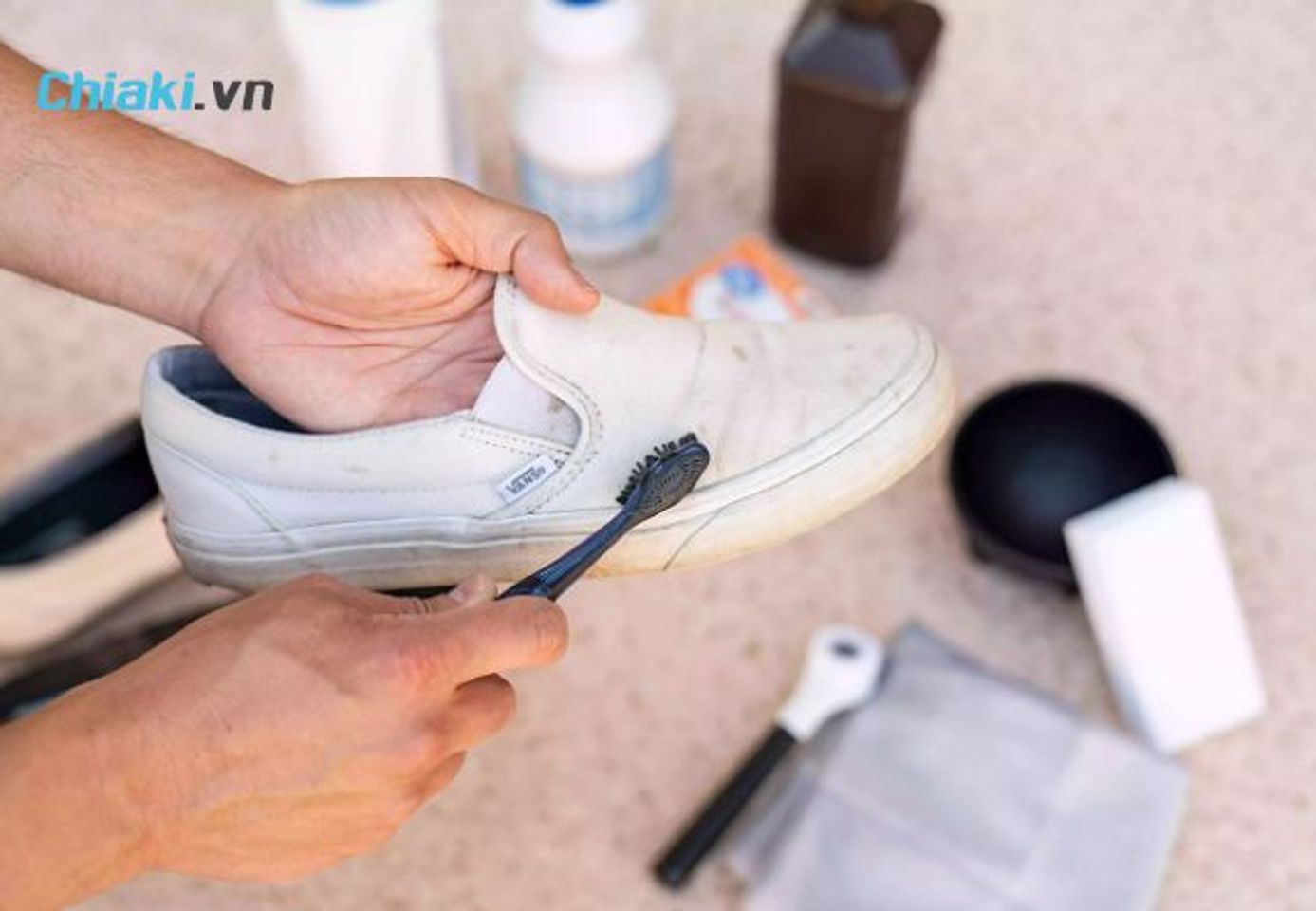 C&aacute;ch vệ sinh gi&agrave;y sneaker kh&ocirc;ng d&acirc;y