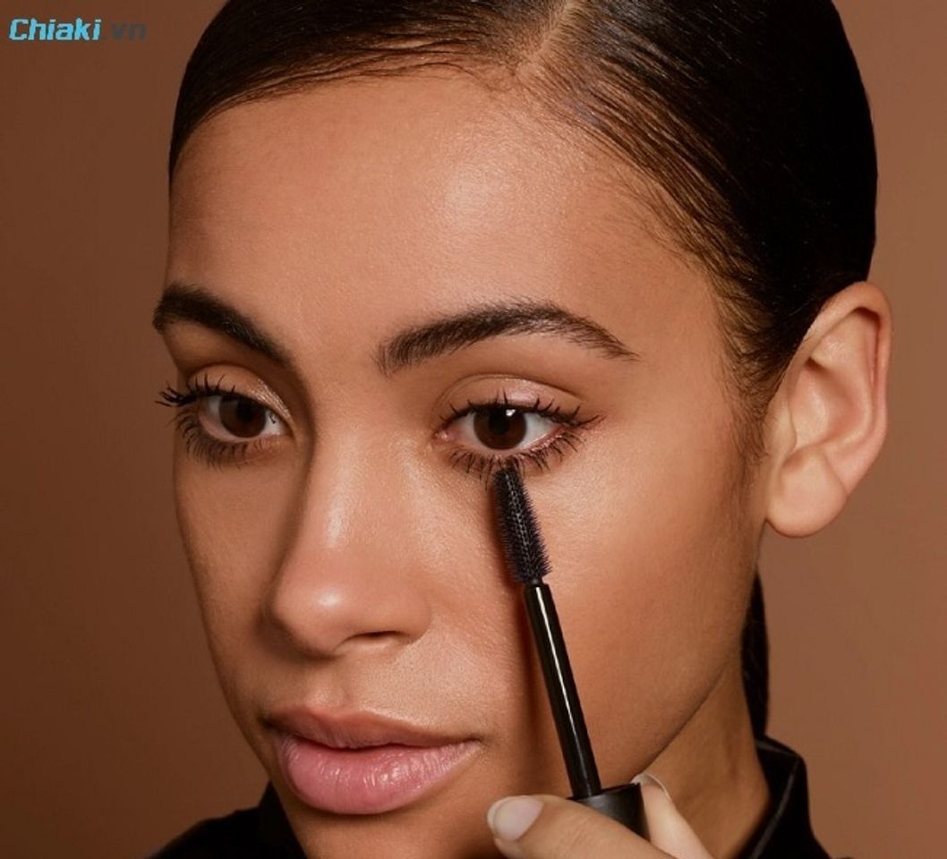 Sử dụng Mascara nhiều khiến l&ocirc;ng mi bị yếu, dễ g&atilde;y