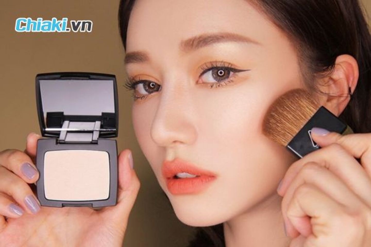 Da kh&ocirc; c&oacute; n&ecirc;n d&ugrave;ng phấn phủ kh&ocirc;ng?