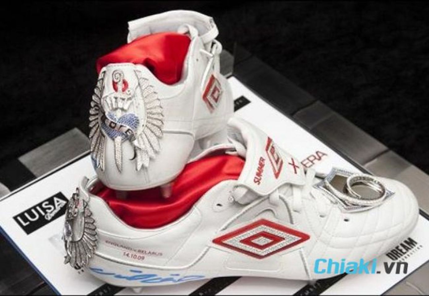 Gi&agrave;y đ&aacute; b&oacute;ng cực đắt thế giới Umbro Speciali của John Terry