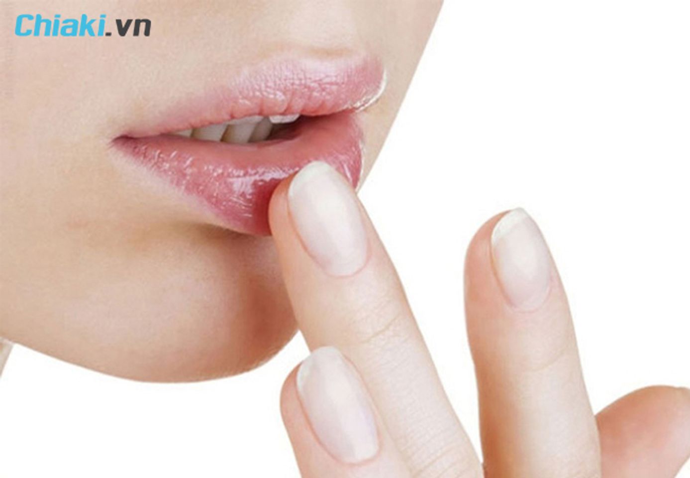 sử dụng son dưỡng m&ocirc;i sau xăm khi đ&atilde; hết bong