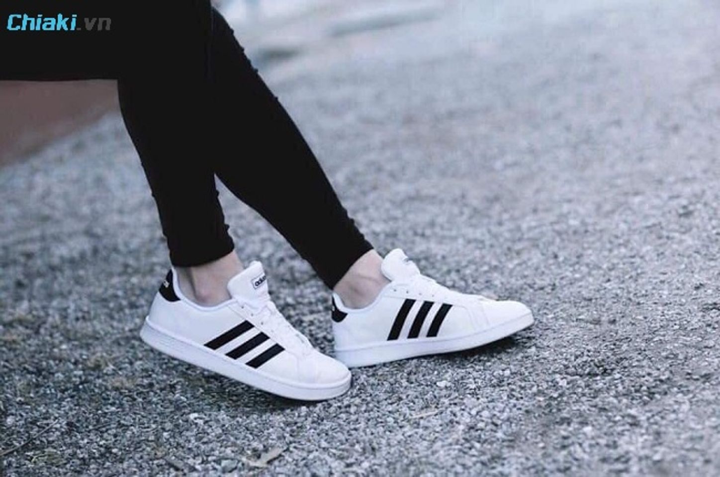 Gi&agrave;y Adidas nữ trắng 3 sọc Grand Court thiết kế cổ điển pha hiện đại