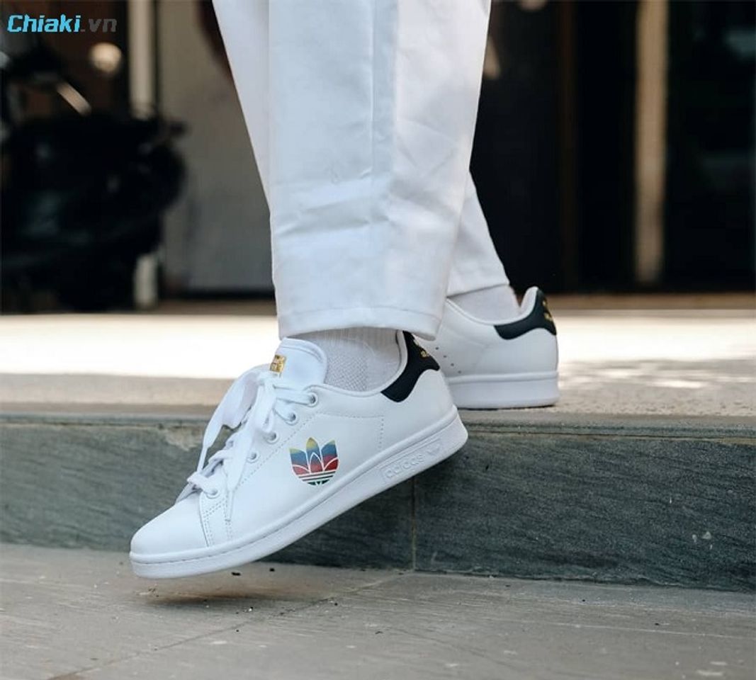 Gi&agrave;y Adidas Stan Smith Trefoil Black nổi bật nhờ v&agrave;o biểu tượng Trefoil (hoa ba l&aacute;)