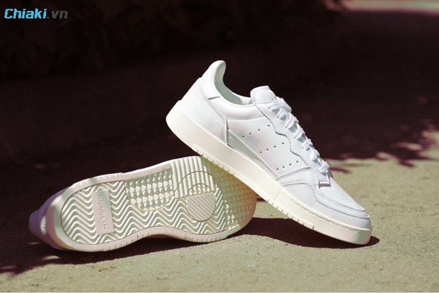Gi&agrave;y Adidas Supercourt Offwhite mang lại phong c&aacute;ch đơn giản&nbsp;