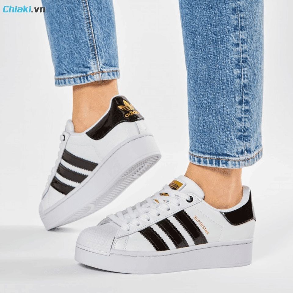 Gi&agrave;y Adidas Superstar thiết kế kiểu d&aacute;ng vỏ s&ograve; ở mũi gi&agrave;y