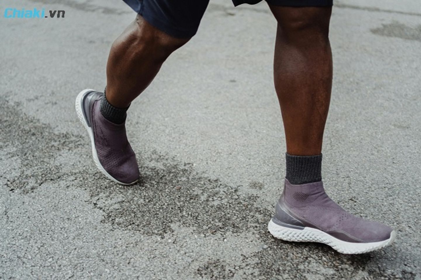 &nbsp; Nike Epic Phantom React Flyknit loại bỏ d&acirc;y buộc tr&ocirc;ng rất thời trang