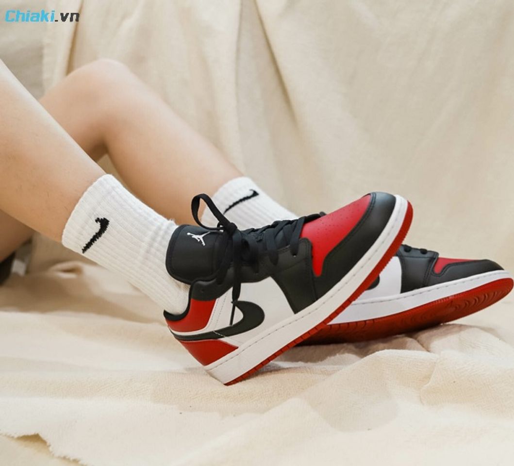 Gi&agrave;y sneaker Mid &ndash; top gi&uacute;p bảo vệ mắt c&aacute; ch&acirc;n khi vận động