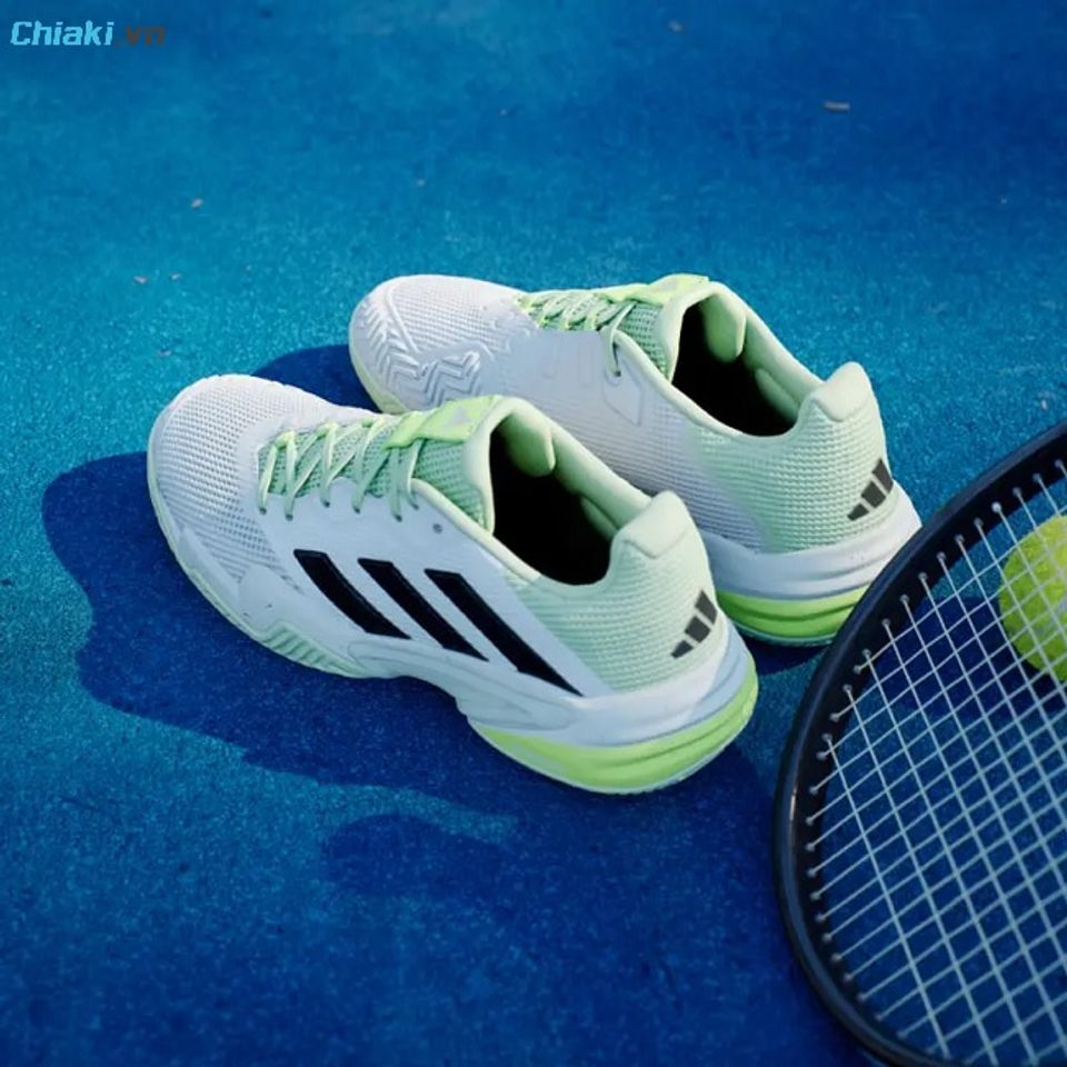 Adidas Barricade M tăng khả năng b&aacute;m chắc, linh hoạt trong hoạt động