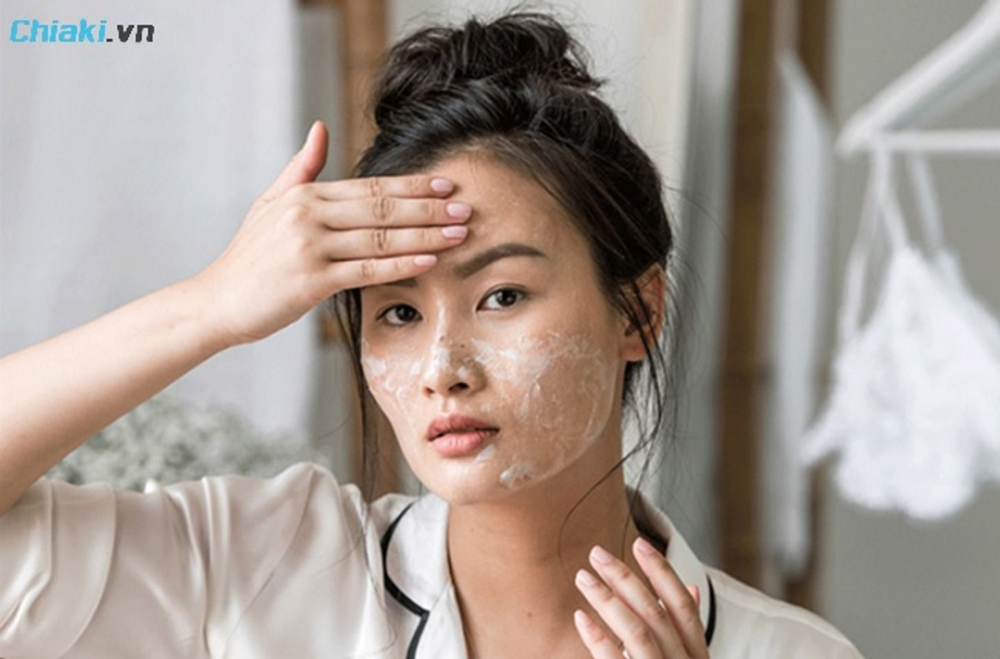 Tẩy tế b&agrave;o chết 1-2 lần/tuần gi&uacute;p l&agrave;m th&ocirc;ng tho&aacute;ng lỗ ch&acirc;n l&ocirc;ng v&agrave; giảm nguy cơ mụn