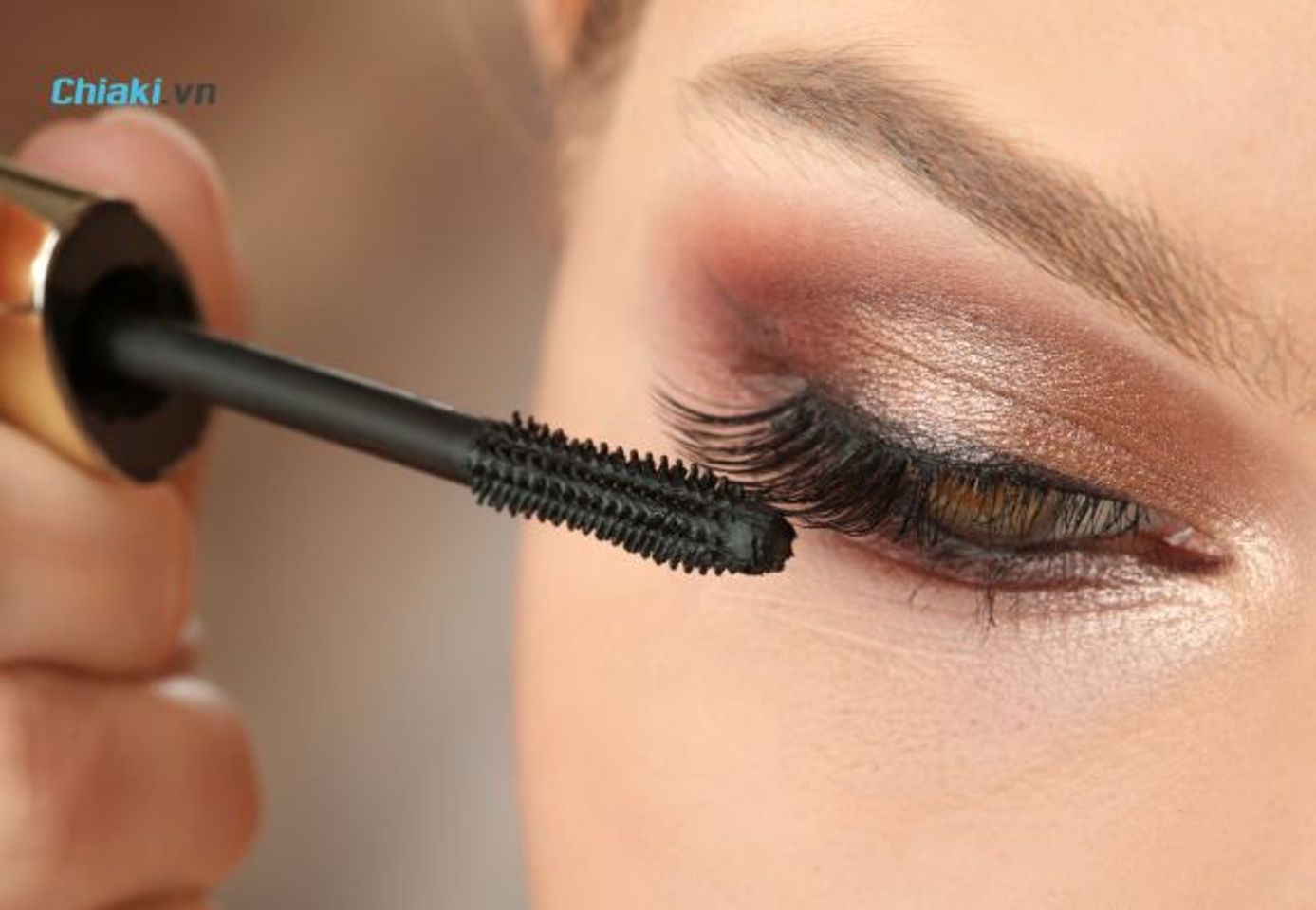 Mascara tạo độ d&agrave;y cho mi tr&ocirc;ng nổi bật v&agrave; đầy đặn hơn