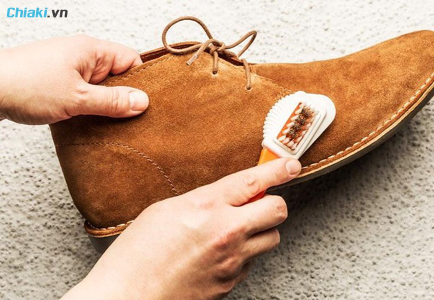 c&aacute;ch vệ sinh gi&agrave;y da lộn với b&agrave;n chải