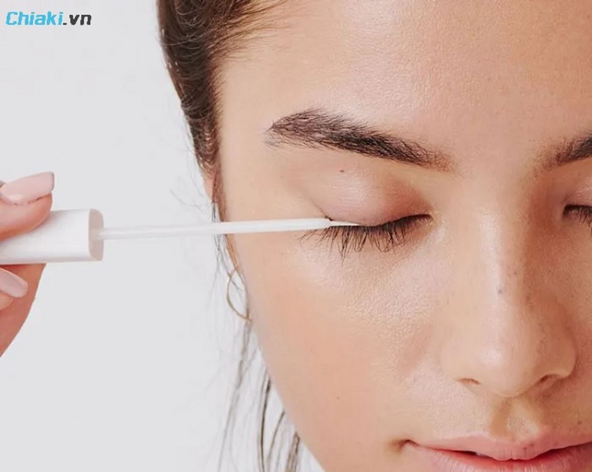 Thoa dưỡng ẩm cho mi mắt gi&uacute;p mi mắt khỏe mạnh hơn